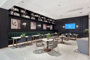 Unclassified image, 2 of 25, button