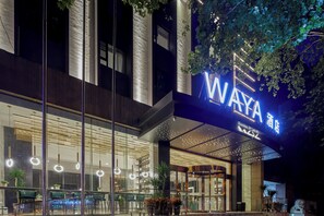 Unclassified image, 4 of 25, button