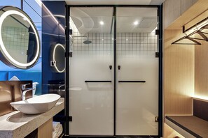 Habitación estándar doble | Baño | Secador de pelo, toallas, champú y papel higiénico