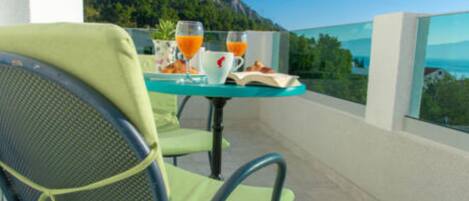 Apartment (Superior One Bedroom Apartment with S) | Balcony