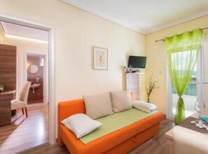 شقة (Comfort One Bedroom Apartment with Se) | غرفة المعيشة