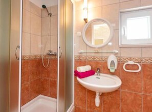 Apartment (Superior One Bedroom Apartment with S) | Bathroom | Shower, towels - Villa Goldfield (Gradac)