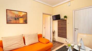 Căn hộ (Classic One Bedroom Apartment with Se) | Phòng khách