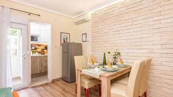 Căn hộ (One Bedroom Apartment with Balcony) | Phòng khách