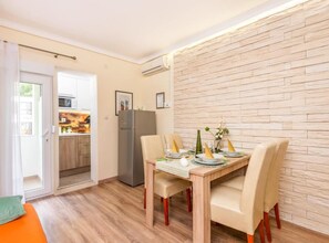 Huoneisto (One Bedroom Apartment with Balcony) | Olohuone