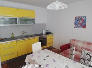 Appartement (Three bedroom apartment) | Privékeuken | Een koelkast