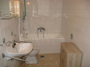 A bathroom with a toilet, sink, and bathtub. - Family-friendly Crikvenica Retreat (Crikvenica)