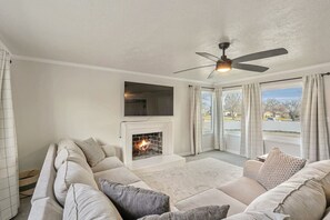 Een televisie, een open haard, boeken en een filmbibliotheek