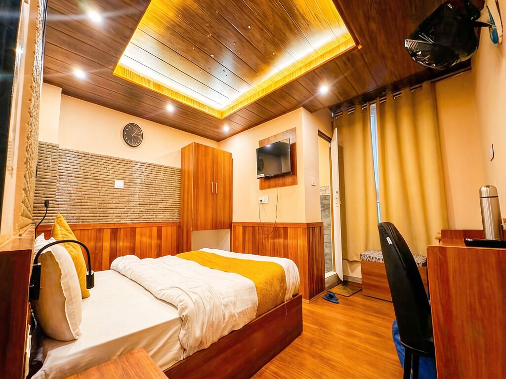 Deluxe Double Room, Smoking, Private Bathroom