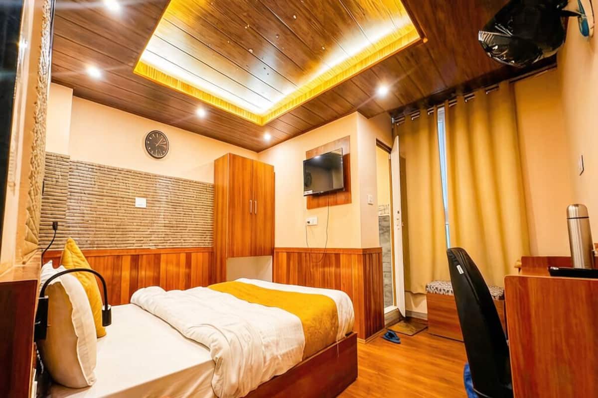 Deluxe Double Room, Smoking, Private Bathroom