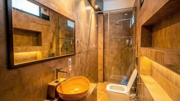 Suite | Bathroom | Shower, rainfall showerhead, eco-friendly toiletries, slippers