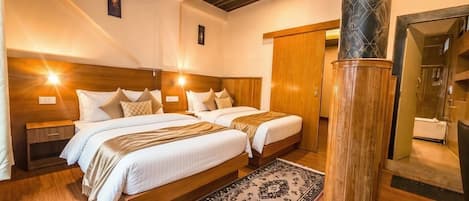 Standard Triple Room | Peti besi dalam bilik, dihias secara berasingan