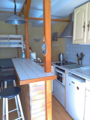 Microwave, oven, stovetop - Just 5 minutes from the town center, this apartment is ideal for a small family. (Cauterets)