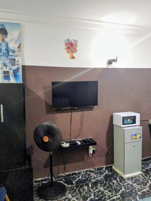Comfort Room, Courtyard View | Interior - Short Let in lagos business school Ajah  (Lekki)