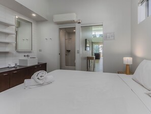 Appartement, 3 chambres, vue sur l’océan | Fer et planche à repasser, accès au Wi-Fi (inclus)