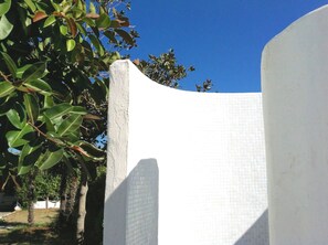 Property grounds - Charming, light-filled Mediterranean Villa – sleeps 2-6, only 250 m from the Sea (Villanova)