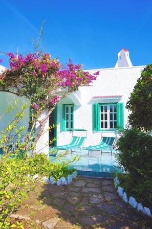 Pool - Charming, light-filled Mediterranean Villa – sleeps 2-6, only 250 m from the Sea (Villanova)