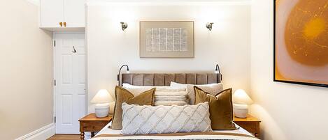 4 bedrooms, desk, iron/ironing board, internet