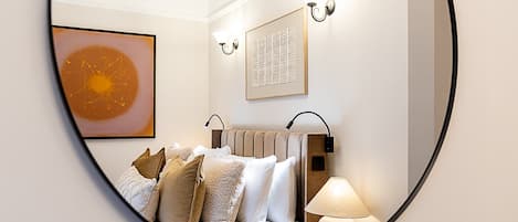 4 habitaciones, escritorio, tabla de planchar con plancha y internet