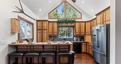 Cabin Minutes to Lake Arrowhead | Deck Dining + Grill | Holiday Lake Cabin