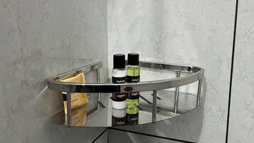 Deluxe Room | Bathroom | Towels, soap, shampoo, toilet paper