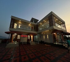 Un edificio de dos pisos con un cartel que dice "GREEN VALLEY VISTA".