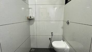 Deluxe-Doppelzimmer | Badezimmer | Handtücher, Seife, Shampoo, Toilettenpapier