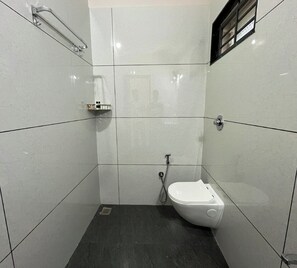 Deluxe-Doppelzimmer | Badezimmer | Handtücher, Seife, Shampoo, Toilettenpapier