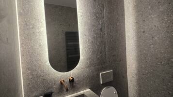 Haartrockner, Handtücher, Seife, Toilettenpapier