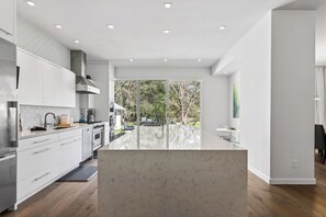 Refrigerador, microondas, horno, placa de cocina