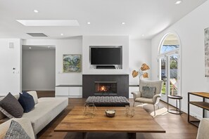 Älytelevisio, takka, stereot, työhuone