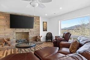 Smart TV, chimenea, futbolito, mesa de ping pong