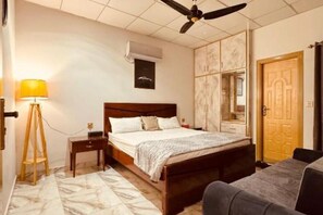 Habitacions insonoritzades, planxa i posts de planxar i wifi gratuïta 