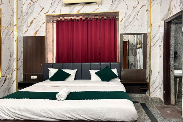 9 bedrooms, WiFi, bed sheets