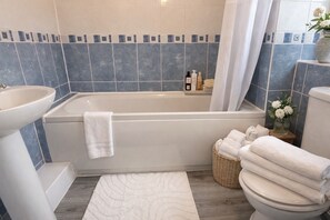 Secadora de cabello, toallas, papel de baño 