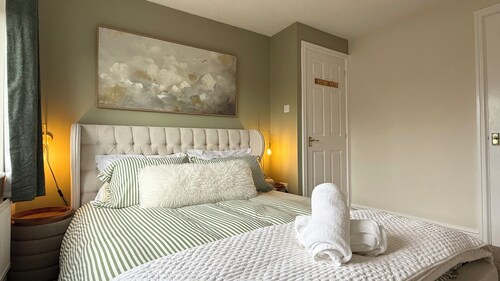 Modern 2 bedroom dog friendly house