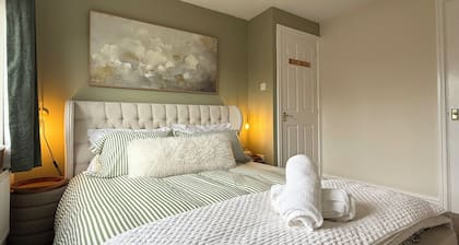 Modern 2 bedroom dog friendly house