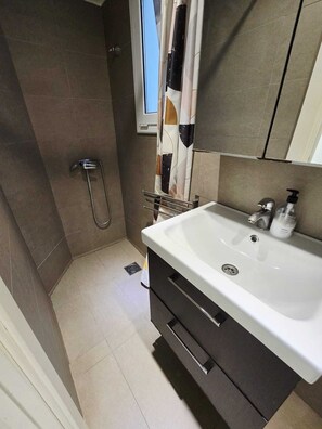 Shower, hair dryer, towels, toilet paper - Little 3 bedrooms apartment barcelona center (Barcelona)