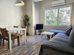 Living area - Little 3 bedrooms apartment barcelona center (Barcelona)