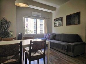 Living area - Little 3 bedrooms apartment barcelona center (Barcelona)