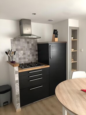 Jääkaappi, mikroaaltouuni, uuni, liesi