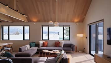 Stuga - utsikt mot bergen | Vardagsrum