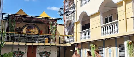 Outdoor pool, open 10:00 AM to 11:00 PM, pool loungers