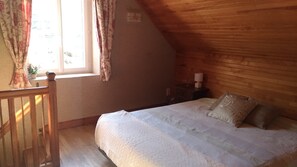 3 bedrooms, iron/ironing board, travel cot, free WiFi - House in a rural setting 5 minutes from the town center (Le Bugue)