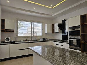 Microwave, oven, stovetop, dishwasher - Luxurious Villa Rental in Houmt Souk, Djerba - Perfect Family Retreat (Houmt Souk)