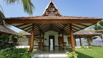 Luxury Villa, Lake View