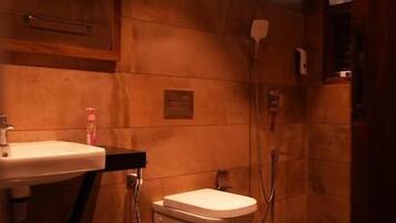 Kostenlose Toilettenartikel, Handtücher, Seife, Shampoo