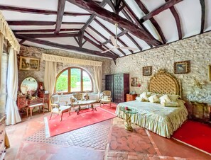 3 slaapkamers, een strijkplank/strijkijzer, internet, beddengoed