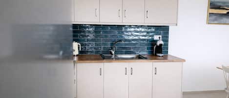 Fridge, oven, stovetop, coffee/tea maker