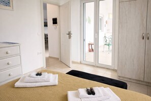 2 bedrooms, iron/ironing board, internet, bed sheets